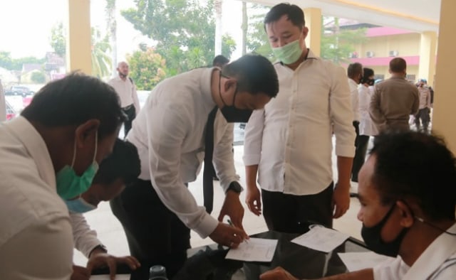 puluhan anggota polda ntb jalani test urine 15932