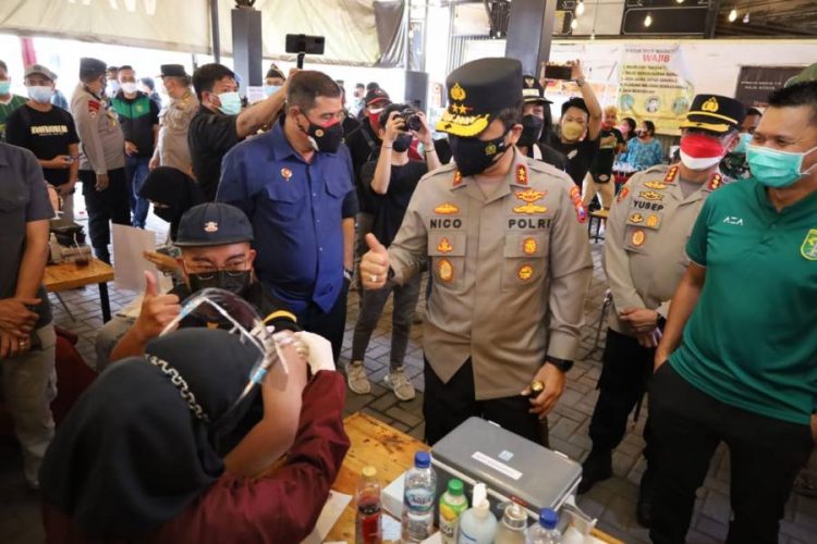 pursuing herd immunity east java regional police conduct community vaccination for 1000 members of bonek mania 41350