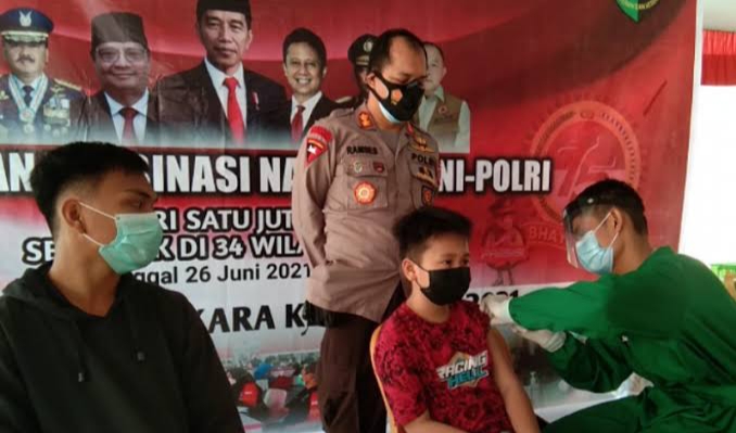 putus penyebaran covid 19 brimobda sultra gelar vaksinasi massal 26462