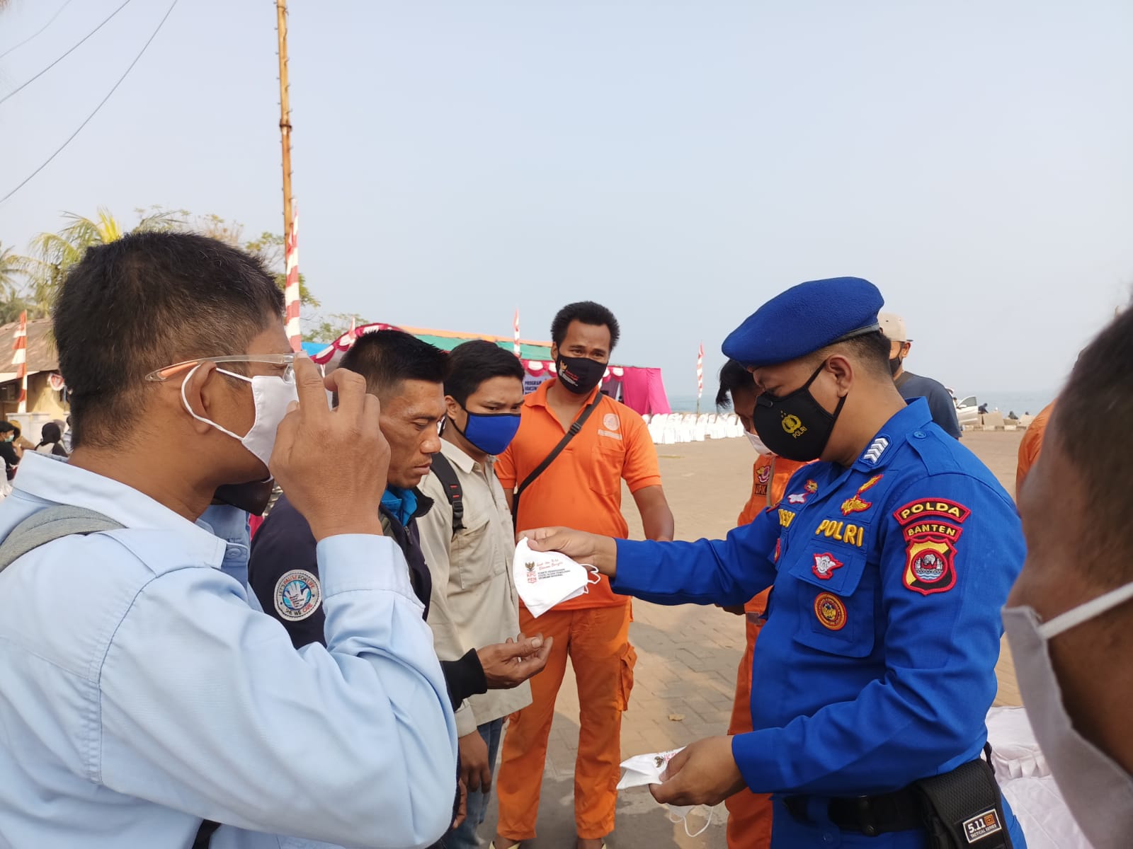 putus penyebaran covid 19 ditpolairud polda banten bagikan masker kepada masyarakat anyer 26927