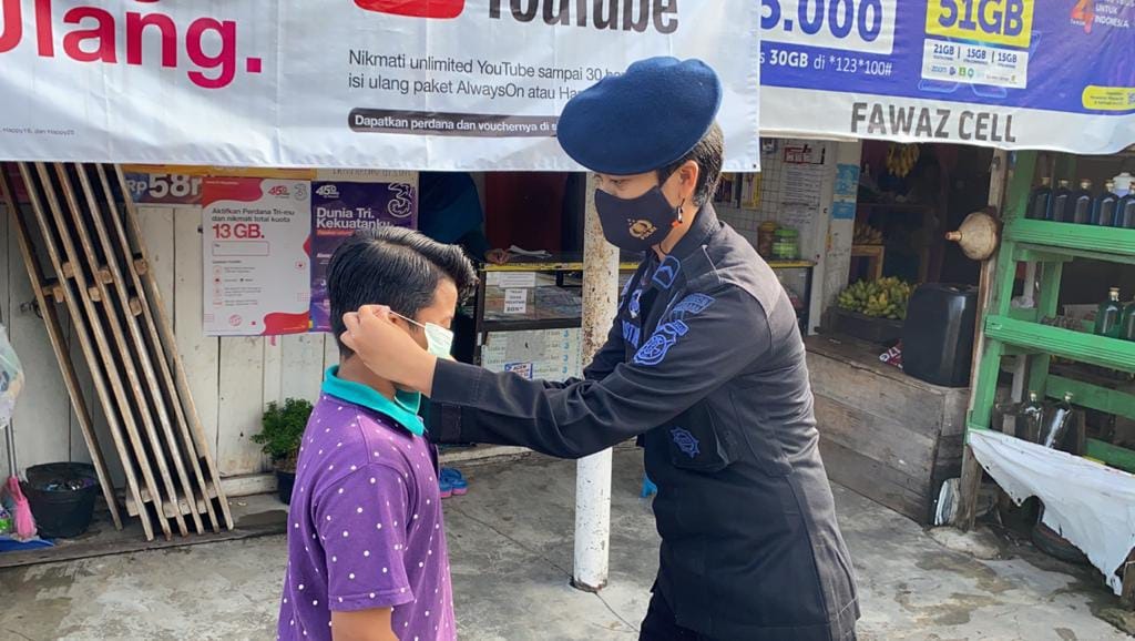 putus penyebaran covid 19 polda kalteng bagikan 1 000 masker dan semprotkan cairan disinfektan 11975
