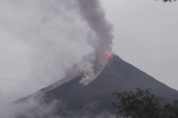 pvmbg imbau warga waspadai awan panas guguran gunung karangetang 70348