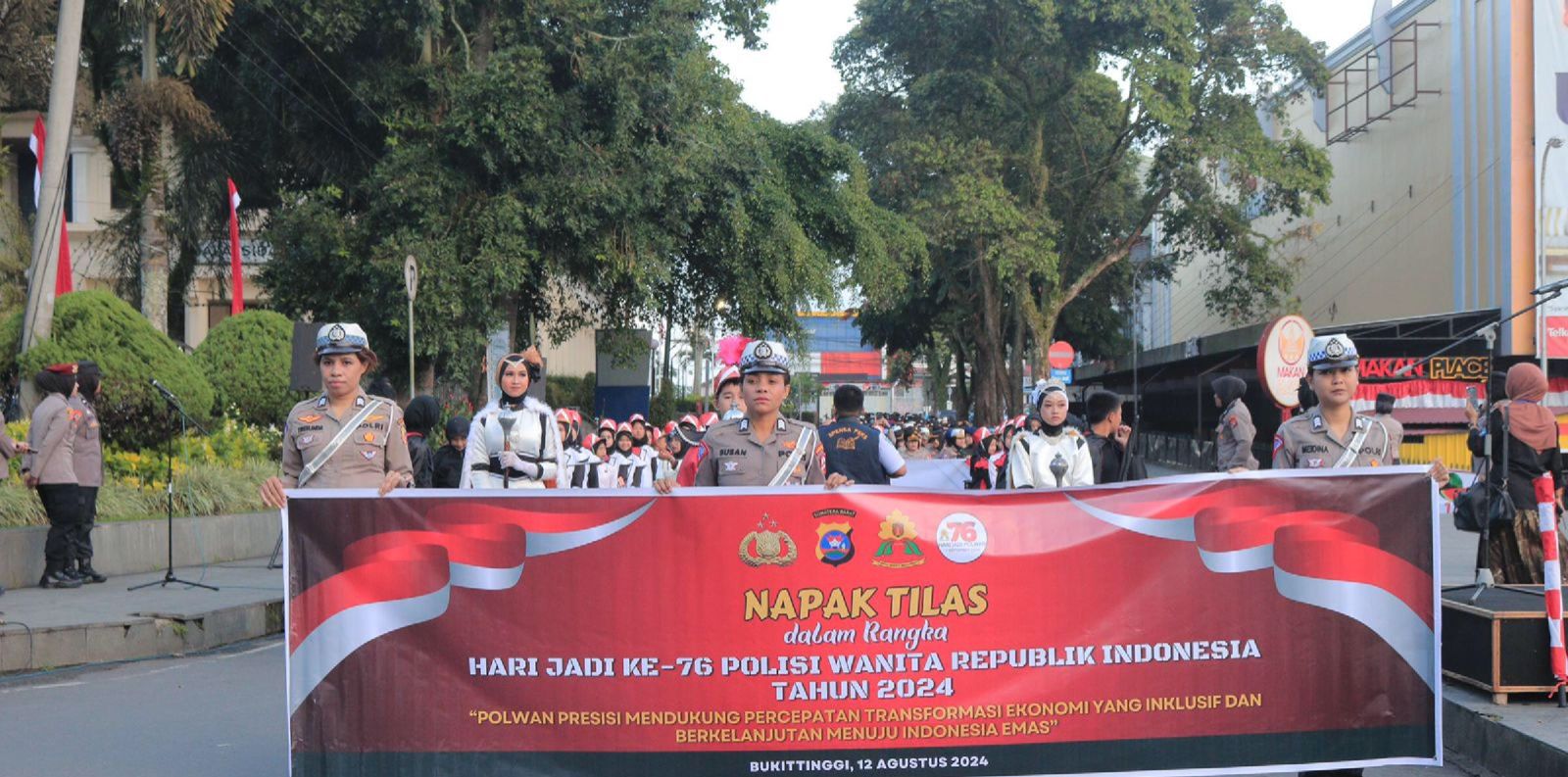 rangkaian hut polwan ke 76 ratusan polwan gelar napak tilas 77528