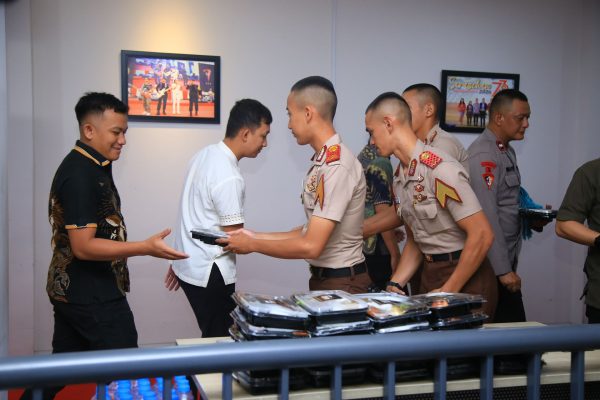 ratusan nasi jumat berkah dibagikan oleh taruna akpol angkatan 59 82421