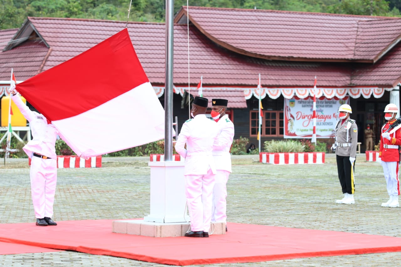 rayakan kemerdekaan nkri ke 76 merah putih tegap berkibar di oksibil papua 9470