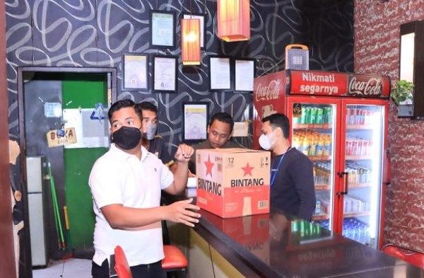 razia kafe dan tempat bilyar di banjarmasin polisi sita ratusan botol miras 49095