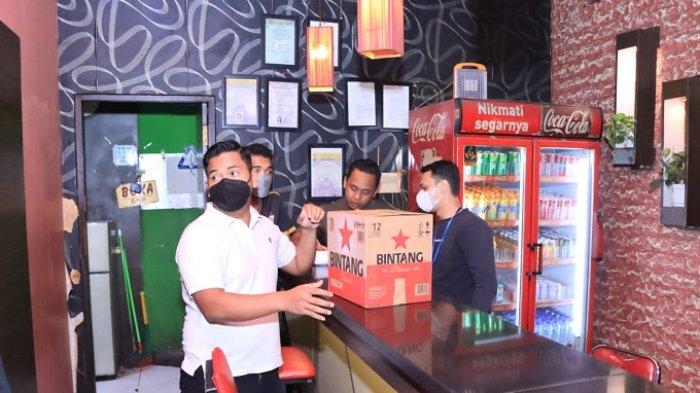 razia kafe dan tempat bilyar di banjarmasin polisi sita ratusan botol miras 49095