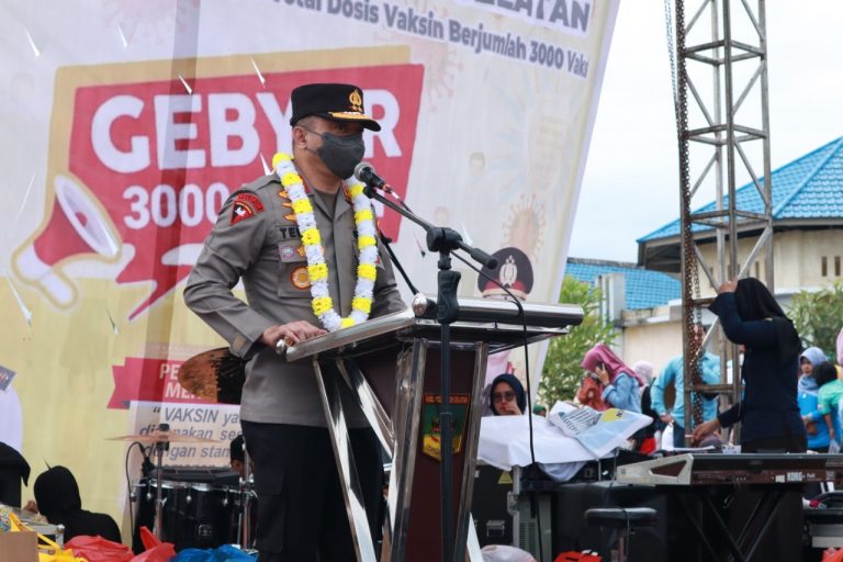 residents are enthusiastic about covid 19 vaccination west sumatra regional police chief appreciates community and students in south solok 43164