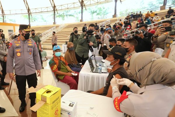 reviewing mass vaccination in banten national police chief emphasizes target of 70 percent by the end of year achieved 44598