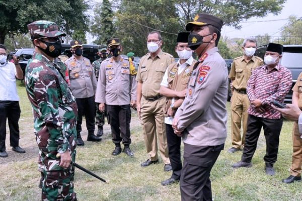 reviewing new clusters in bangkalan east java regional police chief asks for micro enforcement of restrictions on community activities 39195
