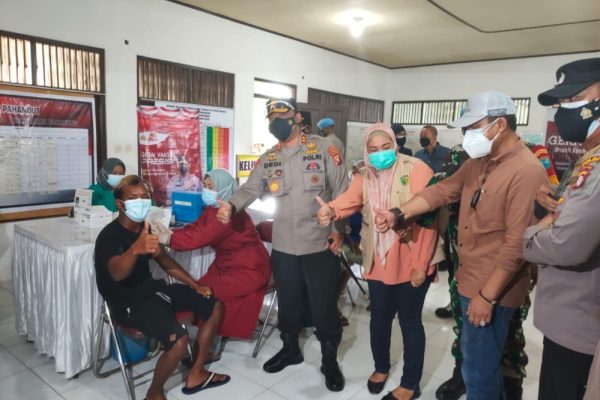 reviewing vaccinations in panarung central kalimantan regional police chief distributes free face masks and 200 food packages 41452