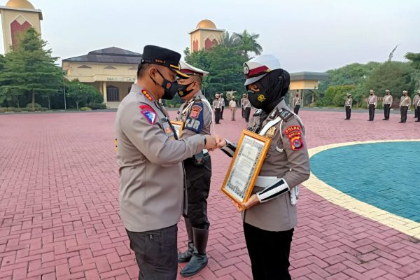 reward dari kakorlantas kepada personil ditlantas polda banten yang berprestasi 20326