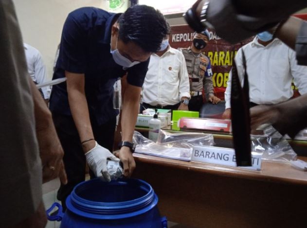 riau island s regional police disposed 2 kilograms of crystal meth evidence 38993