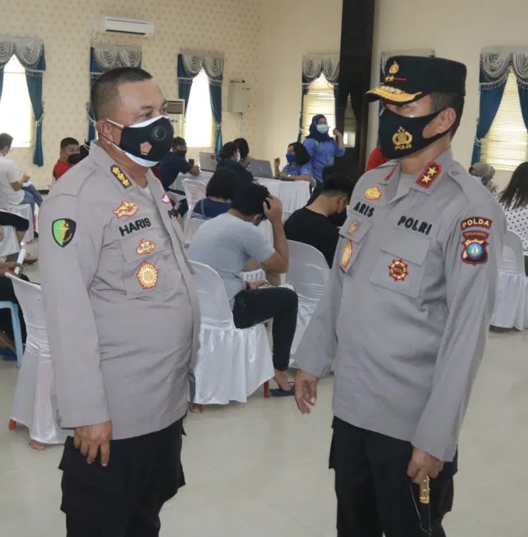 riau island s regional police gives mass vaccination to the community 39152