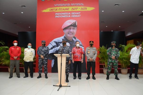 riau islands police chief together with regional intelligent community inspecting the implementation of mass vaccination for secondary school and post secondary school students 41435