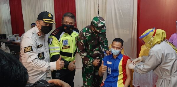 riau regional police chief reviewing mass vaccination in kampar 39097
