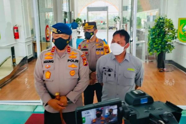 riau regional police deploys 100 mobile brigade personnel to help monitor illegal logging activities in rimbang baling forest kampar regency 44376