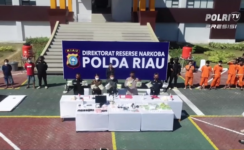 riau regional police uncovers drugs transaction using drive thru modus 39368