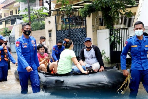 ribuan personel polri dan tni dikerahkan bantu korban banjir jakarta posko darurat dan dapur umum disiapkan 30612