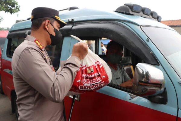 ringankan beban masyarakat polisi bagikan paket sembako di tangerang 49625