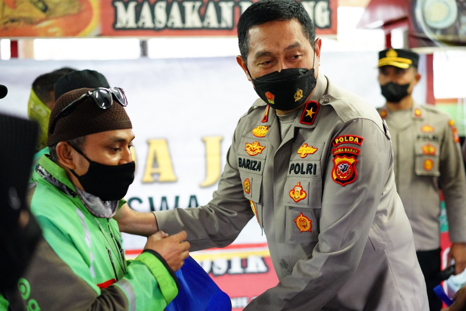 ringankan beban masyarakat terkait kenaikan bbm wakapolda jabar berikan paket sembako di kota bandung 49589