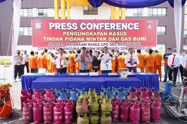 rugikan masyarakat luas polda riau ringkus komplotan pengoplos lpg subsidi dan 41 kasus penyelewengan bbm 50115