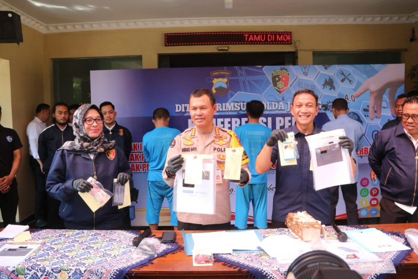 rugikan nasabah bank hingga miliaran rupiah polisi berhasil tangkap empat pelaku 65634