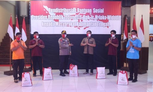 salurkan bantuan dari presiden kapolda kalteng serahkan 3000 paket sembako 11247