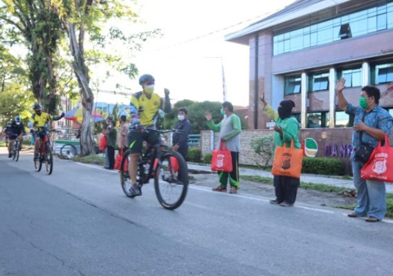 sambil bersepeda kapolda kalteng pantau kamtibmas dan bagikan sembako di kota palangkaraya 28829