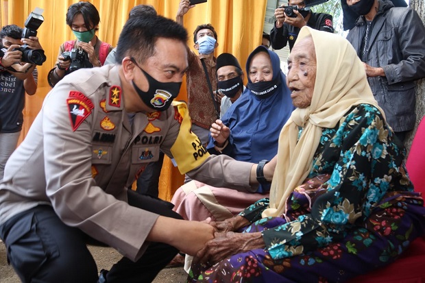 sambut hari bhayangkara ke 74 kapolda ntb beri kado terindah untuk inaq sihin 11166