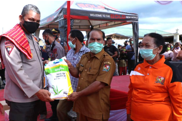sambut hari bhayangkara ke 74 kapolda sumut beri bantuan 500 kg bibit jagung di tanah karo 11097