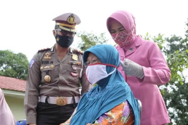 sambut hari bhayangkara ke 74 polda bengkulu bersama bhayangkari gelar baksos di panti sosial trisna werdha 11123