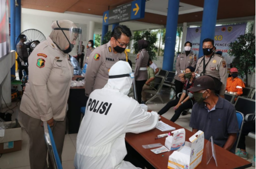 sambut hari bhayangkara ke 74 polda kaltim gelar rapid test gratis supir bus dan angkot di terminal batu ampar 11147