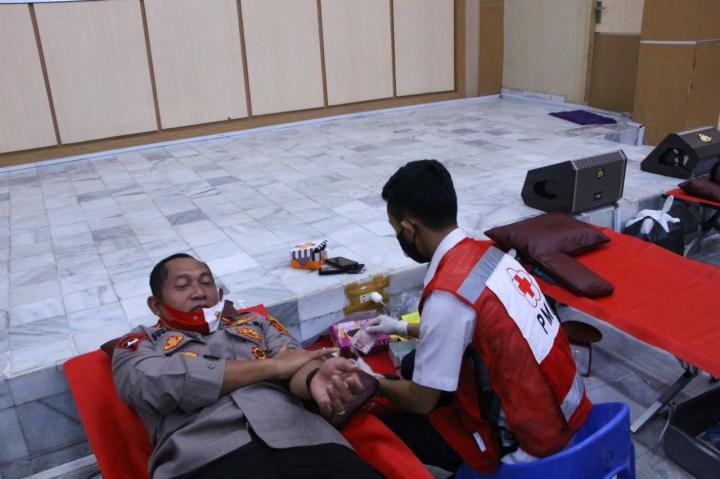 sambut hari bhayangkara ke 74 polda lampung gelar bhakti sosial donor darah 12818