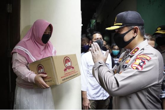 sambut hari bhayangkara ke 74 polri bagikan 250 paket sembako untuk komunitas budha dan buruh bangunan 34641