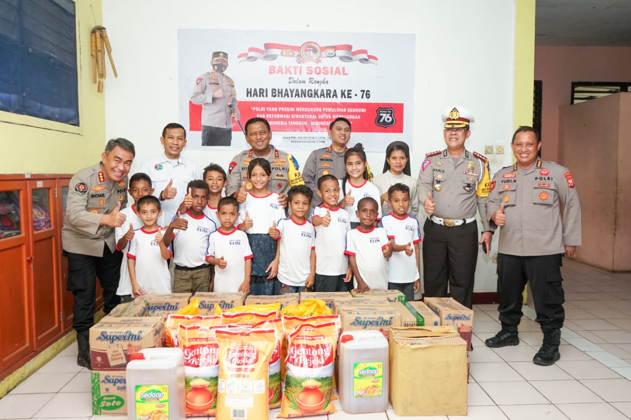 sambut hari bhayangkara ke 76 kapolda malut salurkan bantuan sosial di halmahera utara 47566