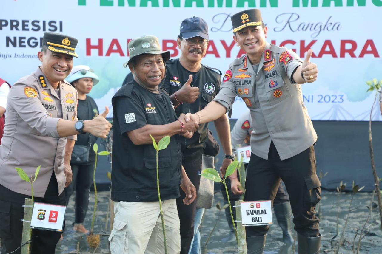 sambut hari bhayangkara ke 77 kapolda bali tanam mangrove di telaga waja tanjung benoa 59190