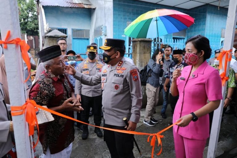 sambut hut bhayangkara ke 76 polda sumut gelar bakti sosial bedah rumah 47800
