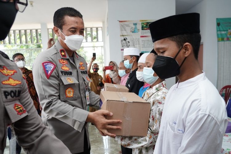 sambut hut polantas dirregident korlantas kirim bantuan sembako ke ponpes panti asuhan 9681