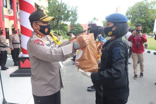 sambut hut polwan ke 72 polwan polda kalteng bagikan 1000 paket sembako 11330