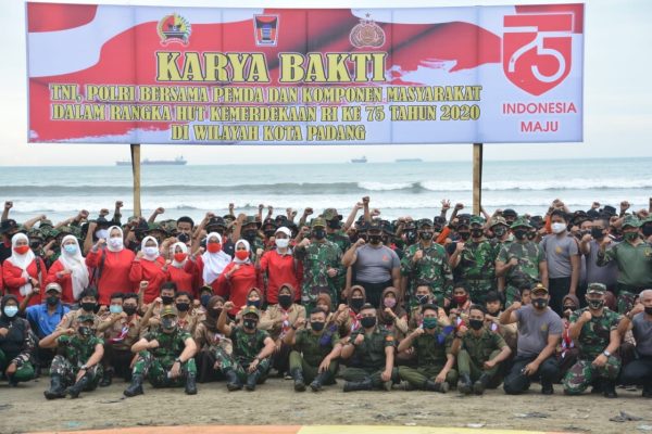 sambut hut ri ke 75 wakapolda sumbar hadiri kegiatan karya bakti di pantai air manis 11375