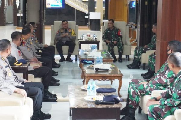 sambut pangkoarmada ii kapolda jatim kuatkan sinergitas kamtibmas dan cegah covid 19 32500