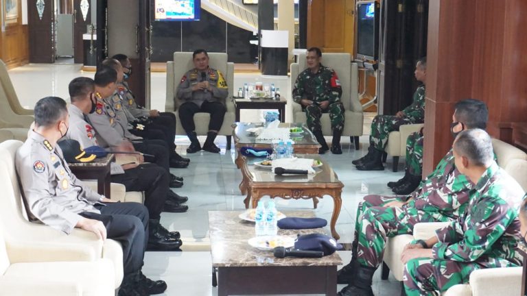 sambut pangkoarmada ii kapolda jatim kuatkan sinergitas kamtibmas dan cegah covid 19 32500