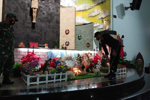 sat brimob polda banten sterilisasi gereja pastikan amankan natal 2021 18238