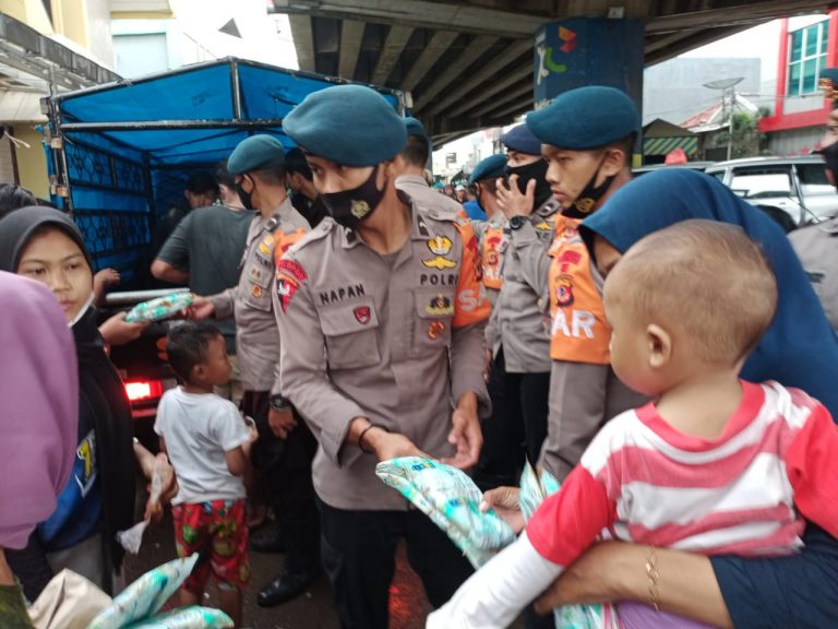 sat brimob polda jabar bagikan pakaian bersih dan makanan kepada pengungsi korban banjir 18116