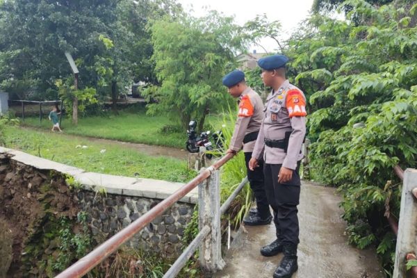 sat brimob polda jabar cek debit air di beberapa titik tertentu guna antisipasi banjir 71214
