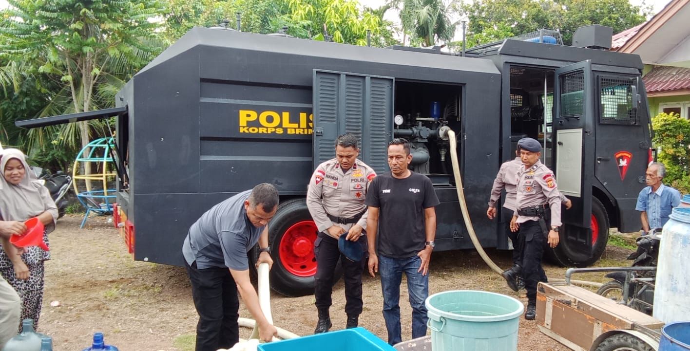 satbrimob polda aceh berikan bantuan air bersih ke warga lhoknga akibat kemarau 73805