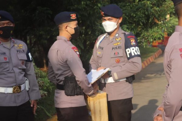satbrimob polda banten menggelar kamis sodaqoh kepada sesama bagi masyarakat 23157