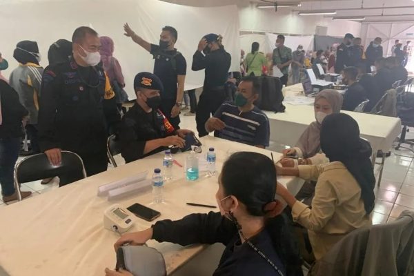 satbrimob polda jabar membantu pelaksanaan kegiatan vaksinasi untuk mencegah penyebaran covid 19 21129