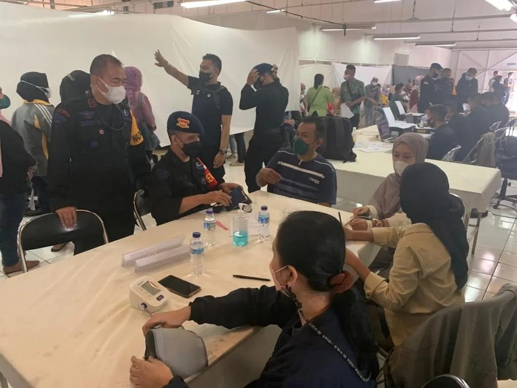 satbrimob polda jabar membantu pelaksanaan kegiatan vaksinasi untuk mencegah penyebaran covid 19 21129